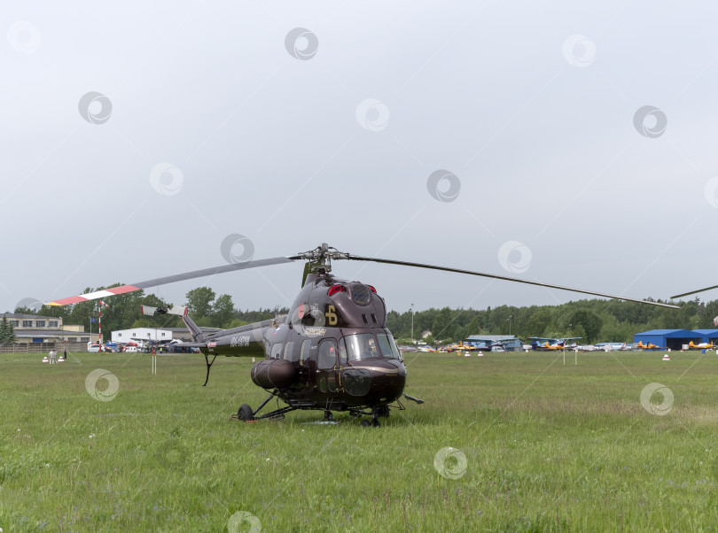 Скачать ЖУКОВСКИЙ, РОССИЯ - 01 сентября 2019 г.: Демонстрация вертолета Ми-2 Военно-воздушных сил России на МАКС-2019, Россия фотосток Ozero