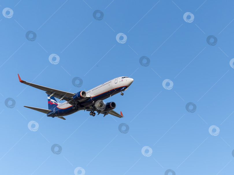 Скачать МОСКВА, РОССИЯ, 10 июня 2019 года: Коммерческий пассажирский самолет, пролетающий над головой в солнечный день 10 июня 2019 года в Москве, Россия фотосток Ozero