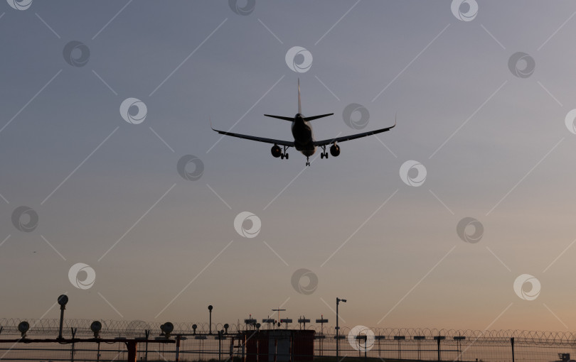 Скачать Коммерческий пассажирский самолет приземлился в Москве, Россия фотосток Ozero