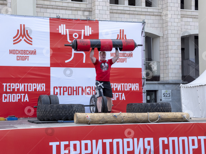 Скачать МОСКВА, РОССИЯ - 14 июля 2018 года: становая тяга мужчины-пауэрлифтера с рекордным весом на соревнованиях по пауэрлифтингу, Московский спортивный фестиваль фотосток Ozero