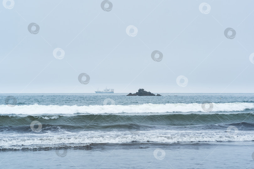 Скачать пейзаж с морской скалой и парусным кораблем вдалеке фотосток Ozero