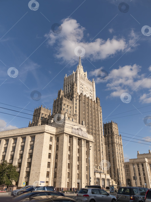 Скачать МОСКВА, РОССИЯ - 27 июля 2019 года: Главное здание Министерства иностранных дел является одним из семи знаменитых небоскребов, построенных в сталинском стиле 27 июля 2019 года в Москве, Россия фотосток Ozero