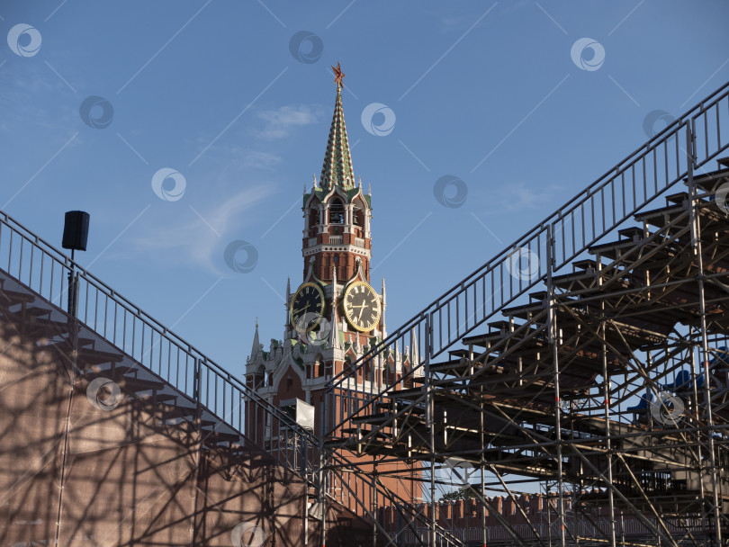 Скачать МОСКВА, РОССИЯ- 25 августа 2018 года: Спасская башня на фоне строительных лесов фотосток Ozero