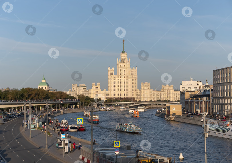 Скачать МОСКВА - 25 июня: Фрагмент наплавного моста парка Зарядье в Москве на фоне неба 25 июня 2018 года в Москве, Россия фотосток Ozero