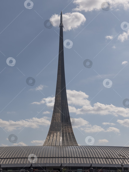 Скачать МОСКВА, РОССИЯ Памятник покорителям космоса на фоне неба фотосток Ozero