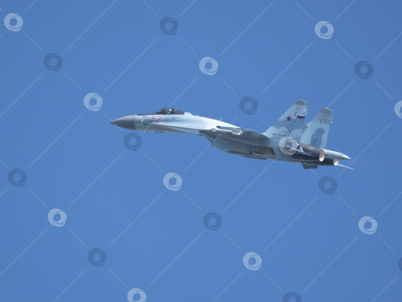 Скачать Москва, Россия, аэродром Жуковский, 31 августа 2019 года: самолет высшего пилотажа Су-35 выполняет демонстрационный полет на международном аэрокосмическом салоне МАКС-2019 фотосток Ozero