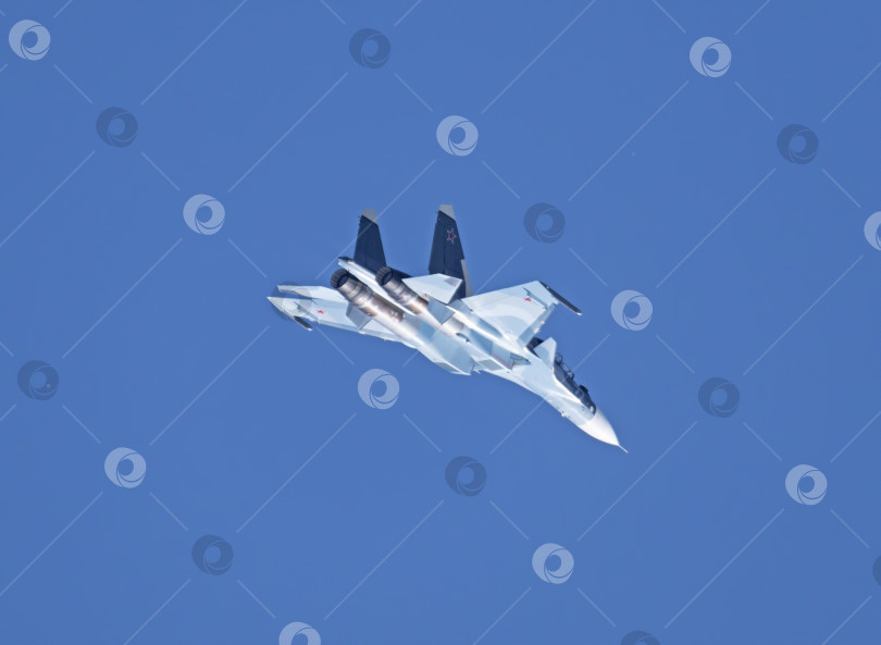 Скачать Москва, Россия, аэродром Жуковский, 31 августа 2019 года: самолет высшего пилотажа Су-30 выполняет демонстрационный полет на международном аэрокосмическом салоне МАКС-2019 фотосток Ozero
