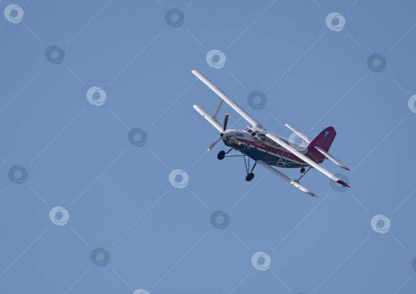 Скачать Красивый белый самолет летит на фоне голубого неба фотосток Ozero