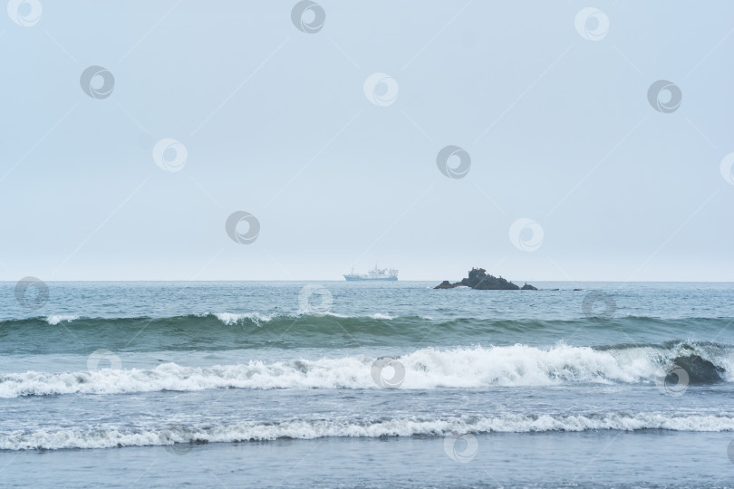 Скачать пейзаж с морской скалой и парусным кораблем вдалеке фотосток Ozero