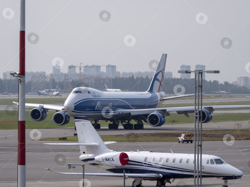 Скачать МОСКВА, РОССИЯ, 10 июня 2019 года: Взлет пассажирского самолета с полосы аэропорта 10 июня 2019 года в Москве, Россия фотосток Ozero