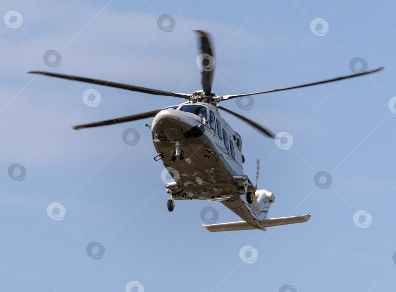 Скачать МОСКВА, РОССИЯ, 10 июня 2019 года: Вертолет на посадочной площадке аэропорта 10 июня 2019 года в Москве, Россия. фотосток Ozero