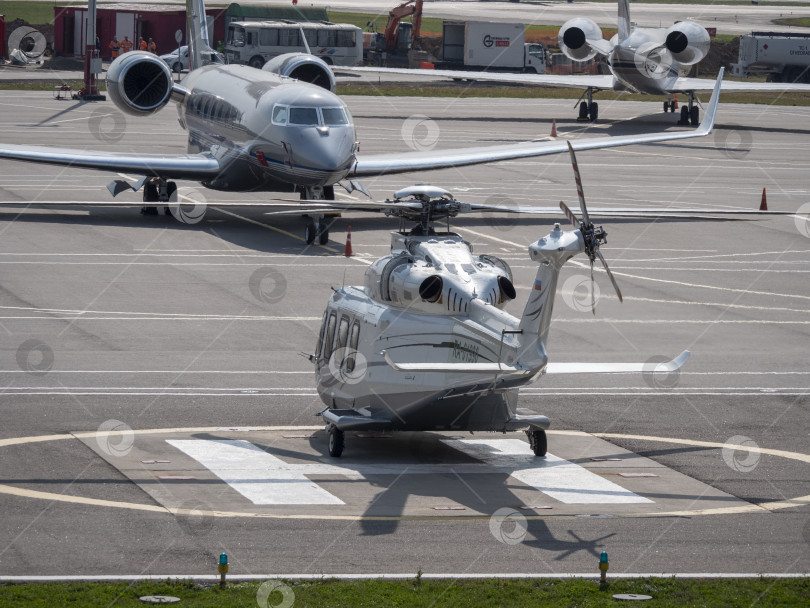 Скачать МОСКВА, РОССИЯ, 10 июня 2019 года: Вертолет на посадочной площадке аэропорта 10 июня 2019 года в Москве, Россия. фотосток Ozero
