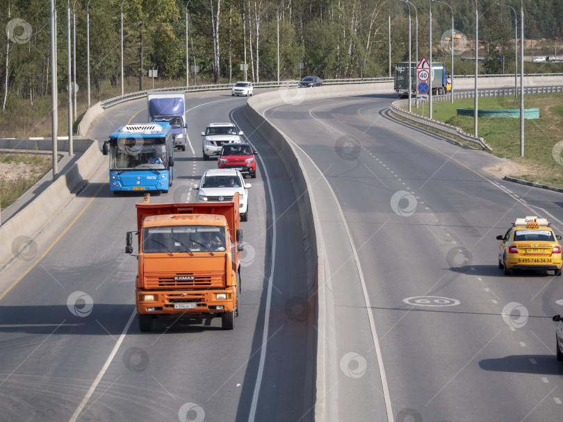 Скачать МОСКВА, РОССИЯ - 27 мая 2022 года: Концепция городской транспортной жизни рядом с площадью трех вокзалов фотосток Ozero