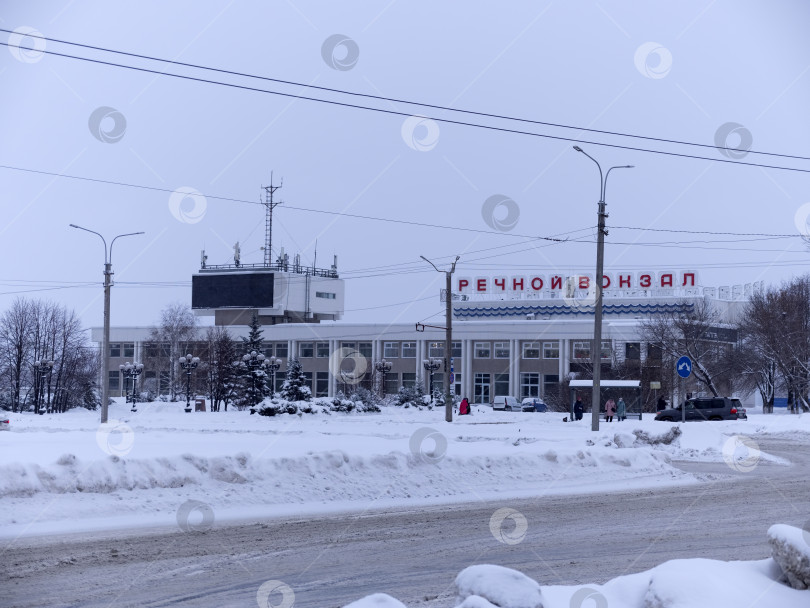 Скачать БАРНАУЛ - 21 января здание речного вокзала зимой на берегу реки Обь 21 января 2018 года в Барнауле, Россия фотосток Ozero