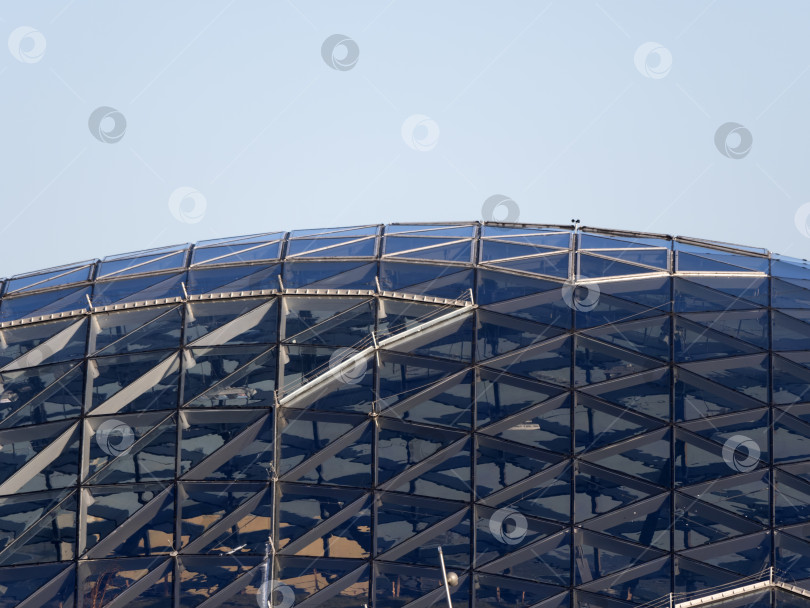 Скачать МОСКВА - 25 июля: Фрагмент наплавного моста парка Зарядье в Москве на фоне неба 25 июля 2019 года в Москве, Россия фотосток Ozero