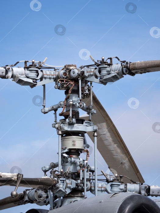 Скачать Механизм соосных винтов военного вертолета на фоне голубого неба, крупный план фотосток Ozero