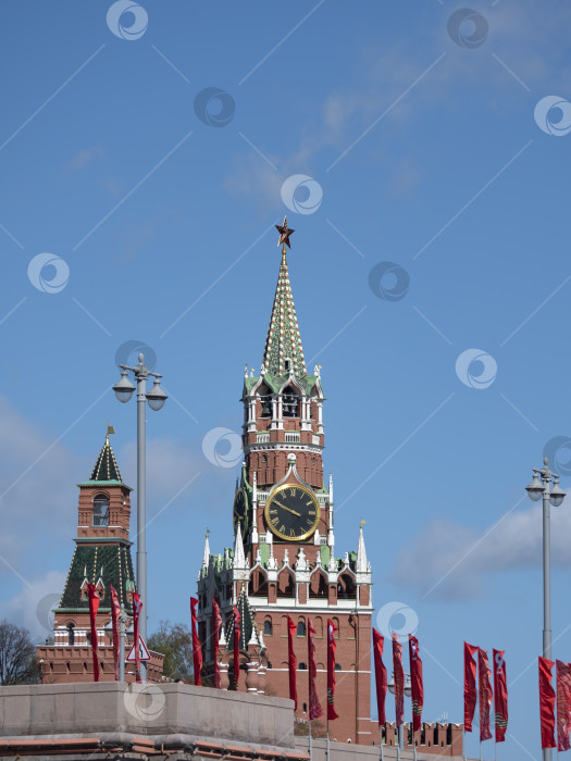 Скачать МОСКВА - 14 мая: Красная площадь в Москве. Собор Василия Блаженного и Спасская башня 14 мая 2018 года в Москве, Россия фотосток Ozero