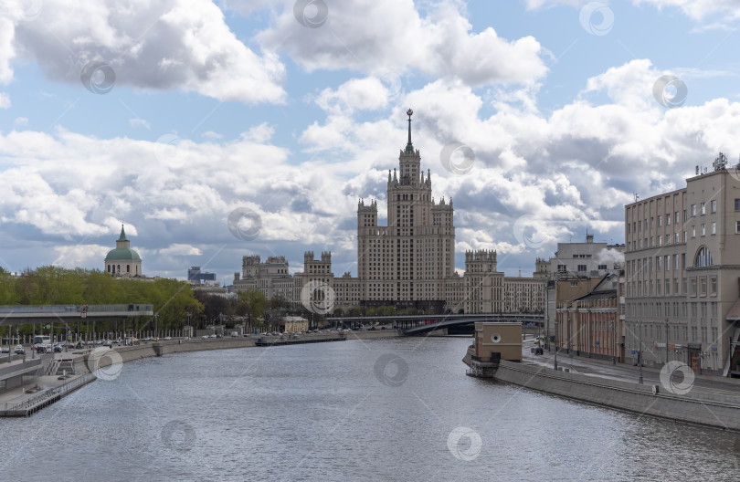 Скачать Солнечный летний день, панорама кремля на залив Москва-реки. фотосток Ozero