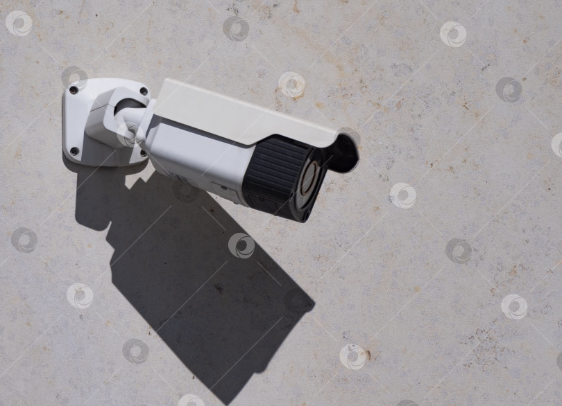 Скачать Камера видеонаблюдения на фоне серой стены здания фотосток Ozero