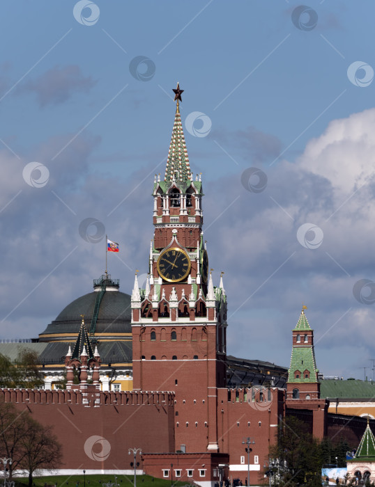 Скачать МОСКВА - 14 мая: Красная площадь в Москве. Собор Василия Блаженного и Спасская башня 14 мая 2018 года в Москве, Россия фотосток Ozero