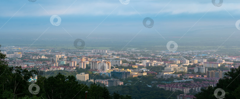 Скачать Городской пейзаж, вид Южно-Сахалинска с высоты птичьего полета с горы Большевик фотосток Ozero