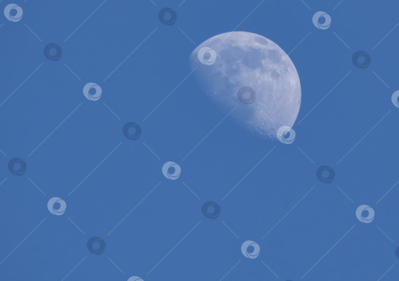 Скачать Фон полумесяца - единственного постоянного естественного спутника Земли фотосток Ozero