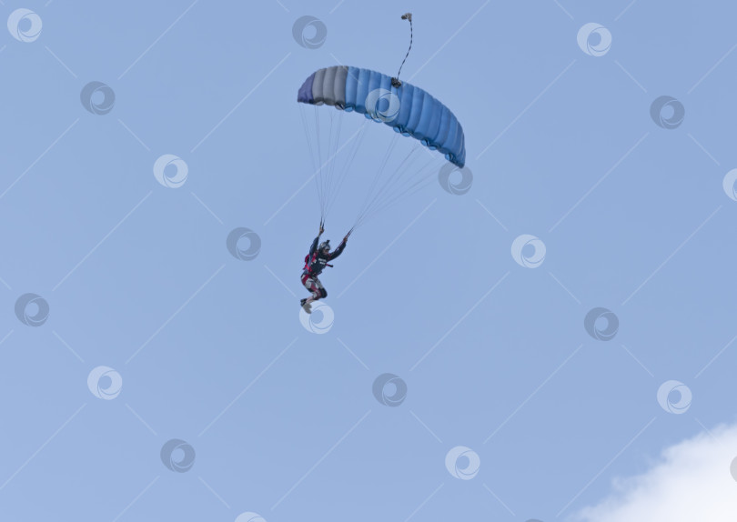 Скачать Парашютист-прыгун в шлеме после прыжка фотосток Ozero