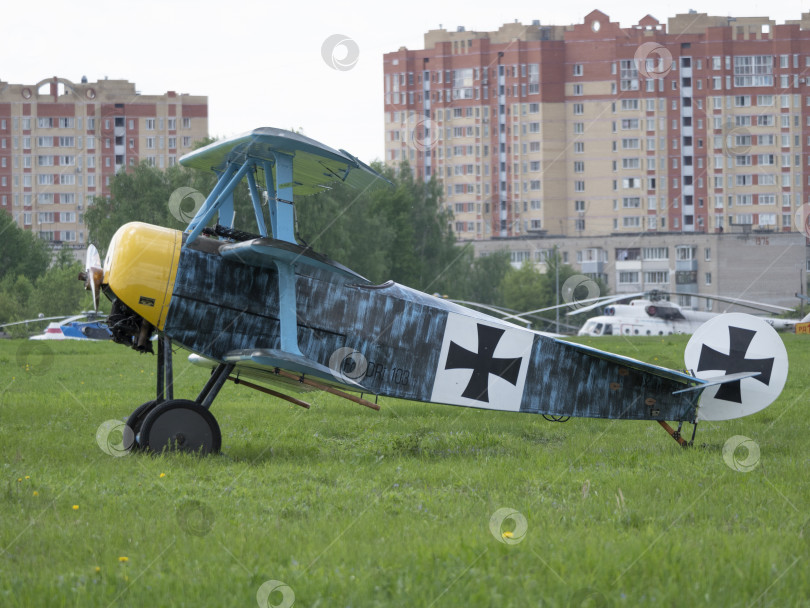 Скачать МОСКОВСКАЯ ОБЛАСТЬ, аэродром ЧЕРНОЕ 22 мая 2021 года: самолет-триплан Fokker Dr.1 фестиваль небесной авиации, теория и практика фотосток Ozero