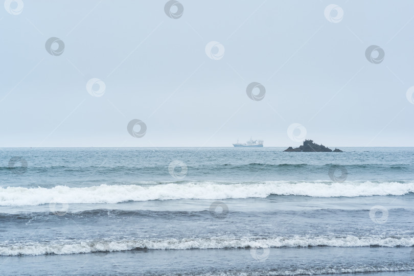 Скачать пейзаж с морской скалой и парусным кораблем вдалеке фотосток Ozero