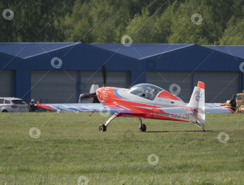 Скачать МОСКОВСКАЯ ОБЛАСТЬ, АЭРОДРОМ ЧЕРНОЕ 22 мая 2021 года: самолет Extra EA-300 the Sky aviation festival, теория и практика фотосток Ozero