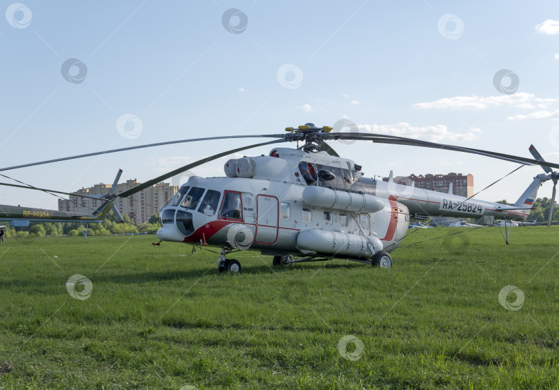 Скачать ЖУКОВСКИЙ, РОССИЯ - 01 сентября 2019 г.: Демонстрация вертолета Ми-8 Военно-воздушных сил России на МАКС-2019, Россия фотосток Ozero