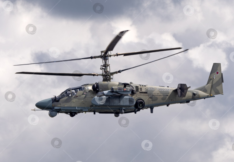 Скачать ЖУКОВСКИЙ, РОССИЯ - 25 июля 2021 года: Демонстрация ударного вертолета Ка-52 "Аллигатор" ВВС России на МАКС-2021, Россия фотосток Ozero
