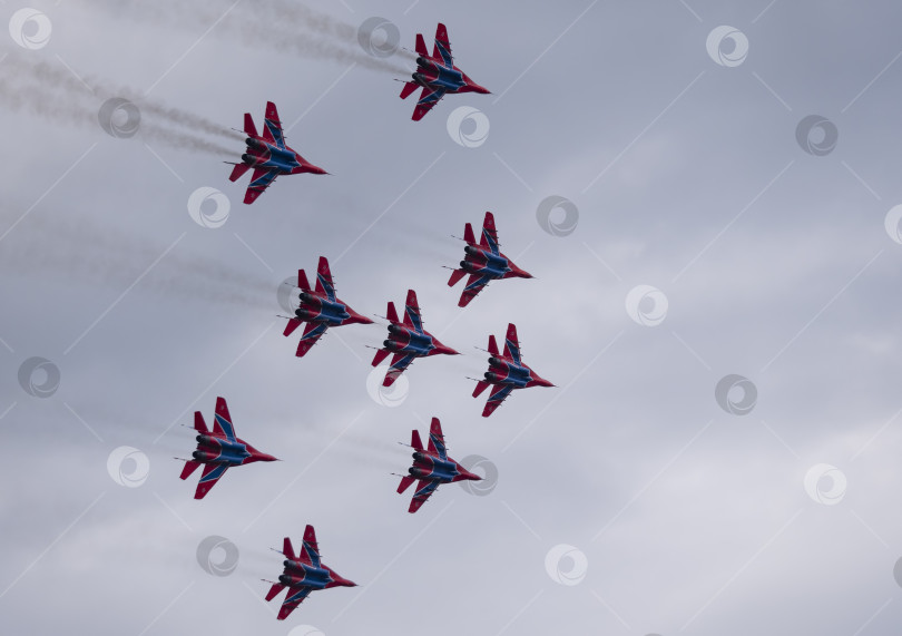 Скачать Москва, Россия, аэродром Жуковский, 25 июля 2021 года: пилотажная группа "Стрижи" на МиГ-29 выполняет демонстрационный полет в рамках международного аэрокосмического салона МАКС-2021 фотосток Ozero