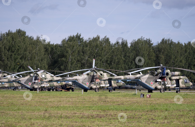 Скачать ЖУКОВСКИЙ, РОССИЯ - 01 сентября 2019 г.: Демонстрация вертолета Ми-8 Военно-воздушных сил России на МАКС-2019, Россия фотосток Ozero