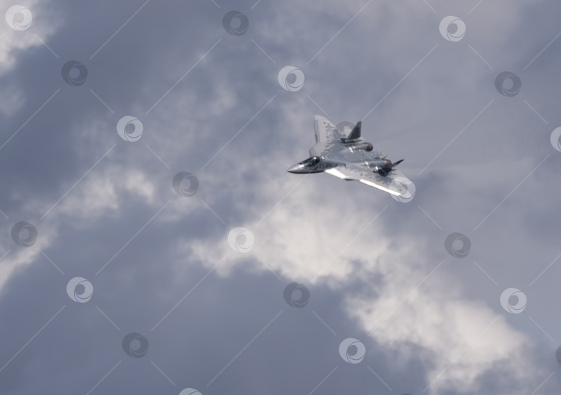 Скачать Москва, Россия, аэродром Жуковский, 25 июля 2021 года: Демонстрация новейшего российского истребителя СУ-57 на международном аэрокосмическом салоне МАКС-2021 фотосток Ozero