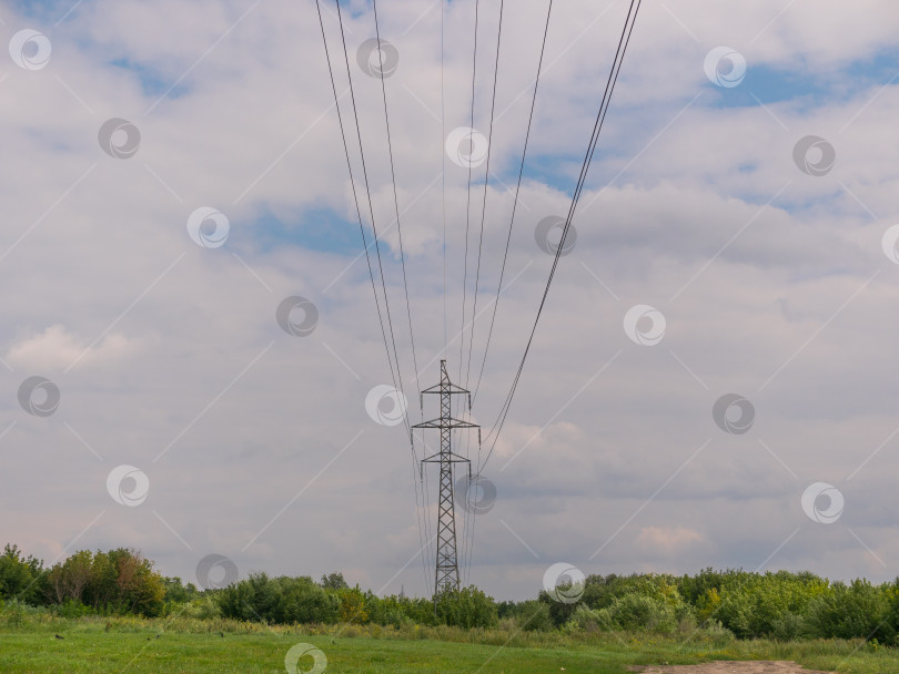 Скачать облачное утреннее небо и высоковольтная линия фотосток Ozero