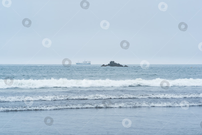 Скачать пейзаж с морской скалой и парусным кораблем вдалеке фотосток Ozero