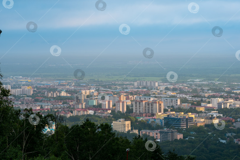 Скачать городской пейзаж с высоты птичьего полета, вид сверху на Южно-Сахалинск с горы Большевик фотосток Ozero