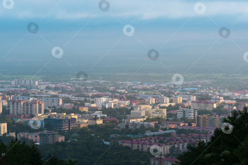 Скачать городской пейзаж с воздуха, вид сверху на Южно-Сахалинск с горы Большевик фотосток Ozero