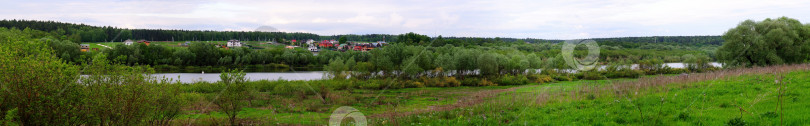 Скачать Панорама реки на фоне хмурого неба фотосток Ozero