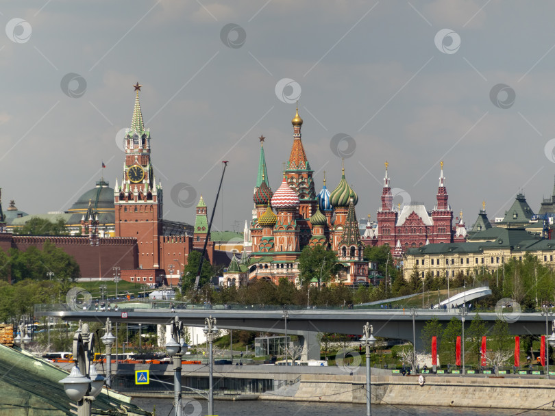 Скачать МОСКВА - 27 июля: Воскресенский собор Василия Блаженного возвышается над Москвой 27 июля 2022 года в Москве, Россия фотосток Ozero