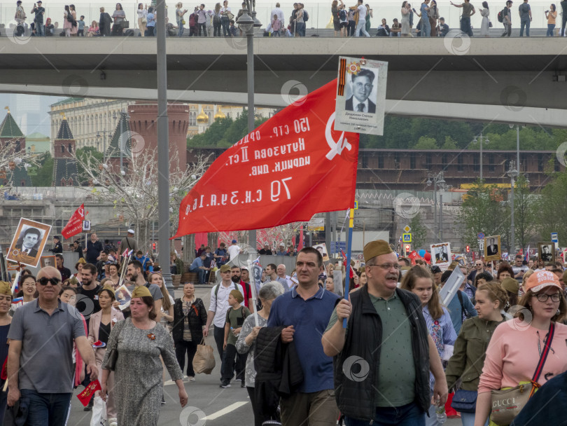 Скачать МОСКВА, РОССИЯ, 09 мая 2019 года: Более миллиона человек всех возрастов принимают участие в параде "Бессмертный полк", посвященном памяти близких, павших во Второй мировой войне, после государственного парада Победы фотосток Ozero