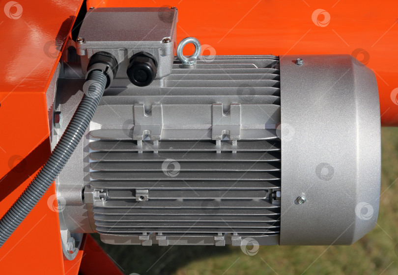 Скачать Красные мощные электродвигатели для современного промышленного оборудования фотосток Ozero