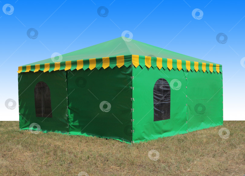 Скачать Зеленая очень большая палатка в поле фотосток Ozero