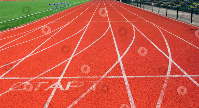 Скачать Красная беговая дорожка на стадионе с белыми линиями фотосток Ozero