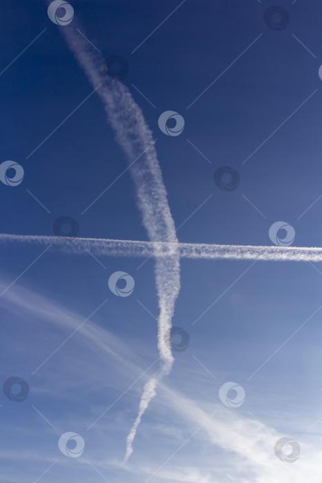 Скачать след самолета в небе фотосток Ozero
