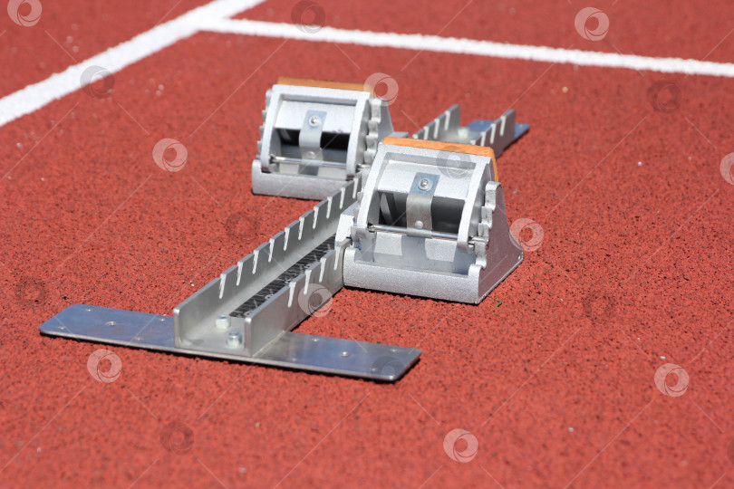 Скачать Легкоатлетические стартовые блоки на красной дорожке забега фотосток Ozero