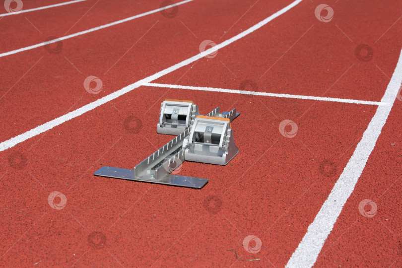 Скачать Легкоатлетические стартовые блоки на красной дорожке забега фотосток Ozero