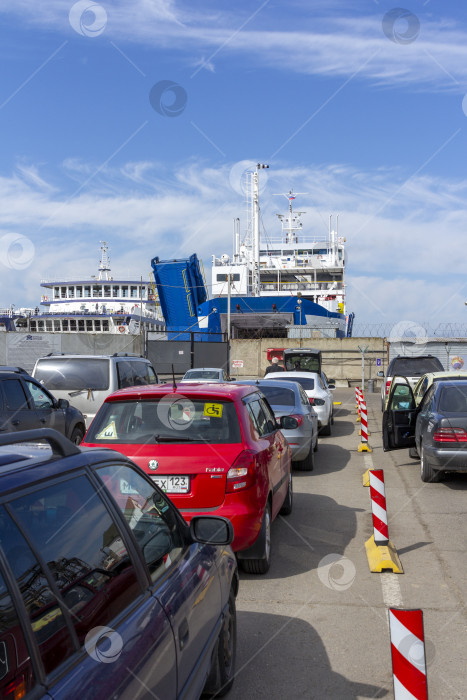 Скачать КЕРЧЬ, КРЫМ - 29 июня 2018 года : Очередь из автомобилей на паромную переправу Крым - материковая часть России, порт Крым - Порт Кавказ фотосток Ozero