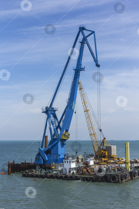 Скачать Строительные работы на портовом доковом кране в морском заливе фотосток Ozero